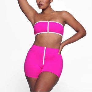 Skims MID WAIST SHORT Hibiscus Large NWT L Hot Pink